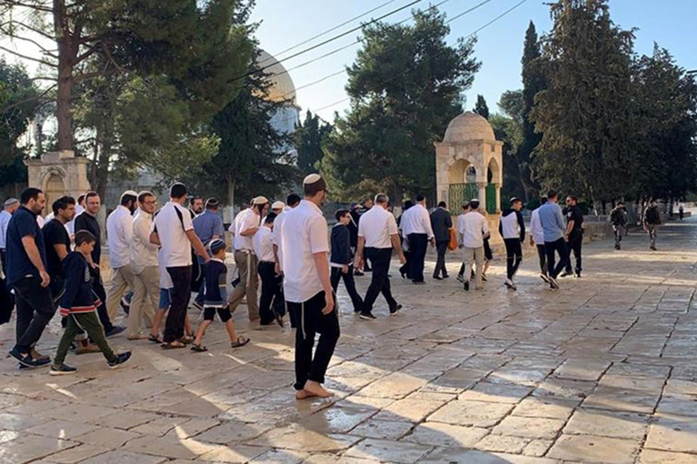 Dozens of zionist settlers defile Aqsa Mosque under police guard